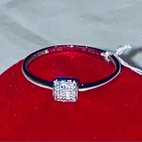 Elegant 14k White Gold Women Ring with Square Diamond Accent
Gift With Purchase - Picture 5 of 6